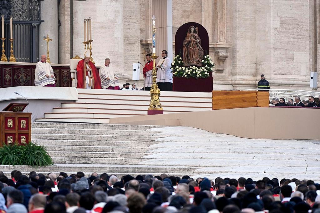  El Papa Francisco durante el funeral por el Papa emérito Benedicto XVI (Joseph Ratzinger) en la Ciudad del Vaticano. / EFE/Riccardo Antimiani
