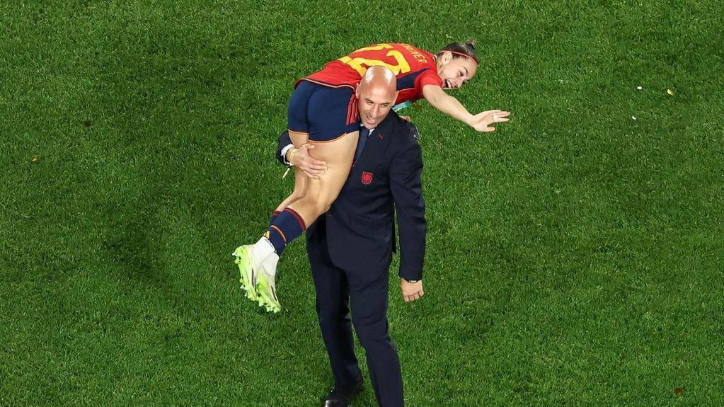 Otra foto polémica de Rubiales durante los festejos de la Copa del Mundo.