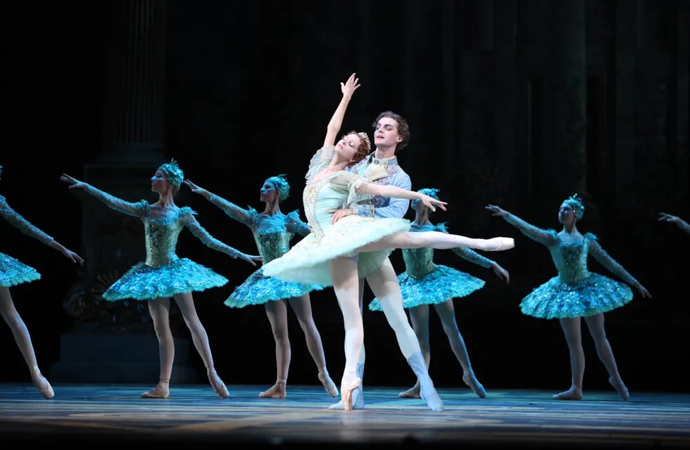 El ballet de San Petersburgo presenta "El Lago de los Cisnes".