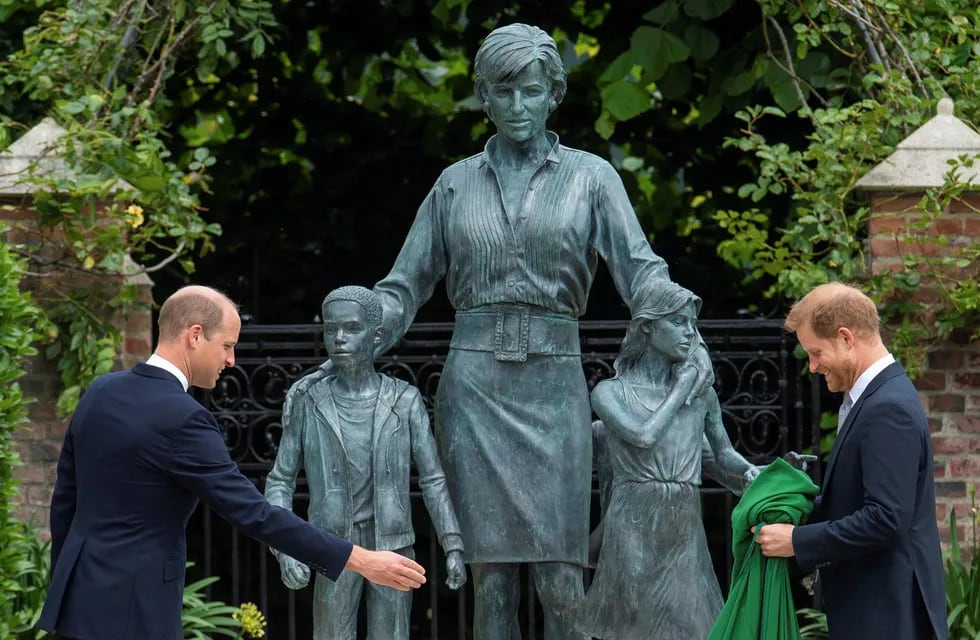 El príncipe Guillermo y el príncipe Harry de Gran Bretaña durante la inauguración de una estatua en homenaje a su madre, Diana Spencer. Foto: AP