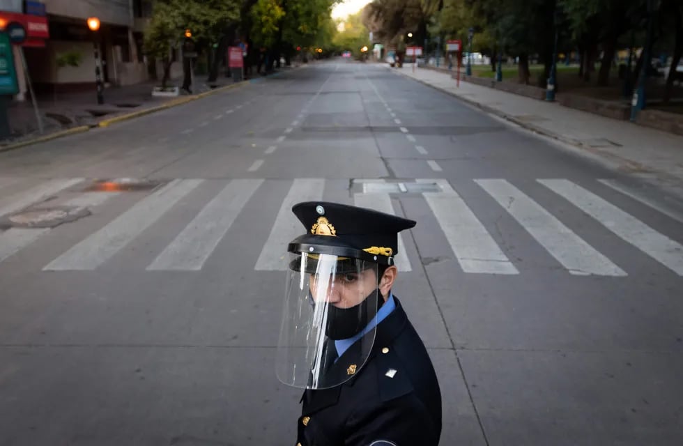 Por el brote busca restringir el movimiento de gente en Mendoza. Ignacio Blanco / Los Andes