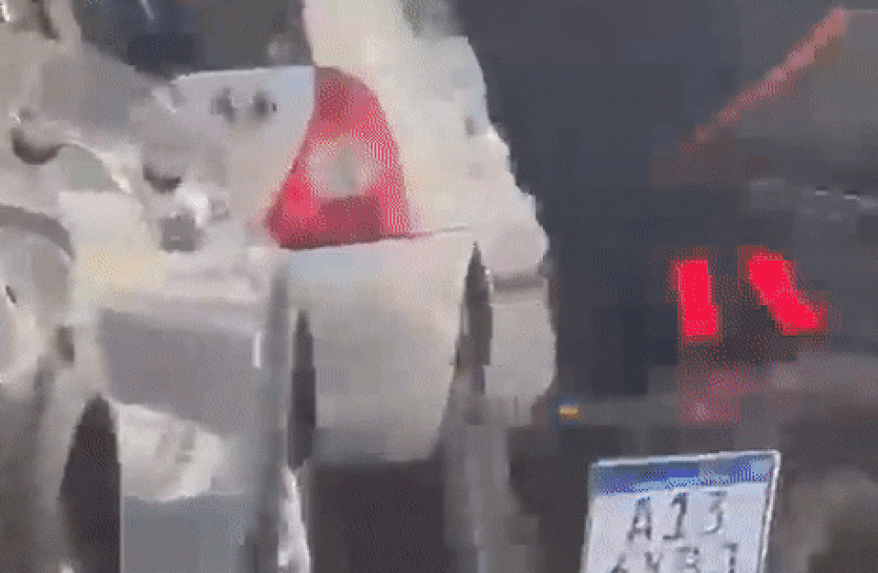 Un video muestra cómo motochorros en Córdoba roban en un auto en pocos segundos y huyen.
