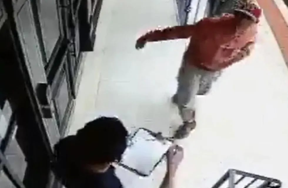 Un hombre mató a un ladrón de una trompada y las imágenes se viralizaron. / Foto: Captura de pantalla
