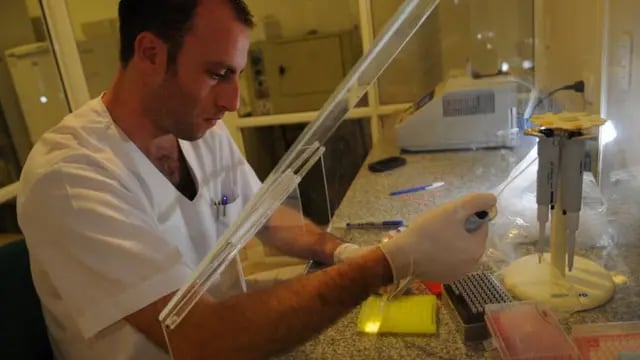 Miguel Marino, director del laboratorio de huellas genéticas.  Ignacio Blanco  / Los Andes