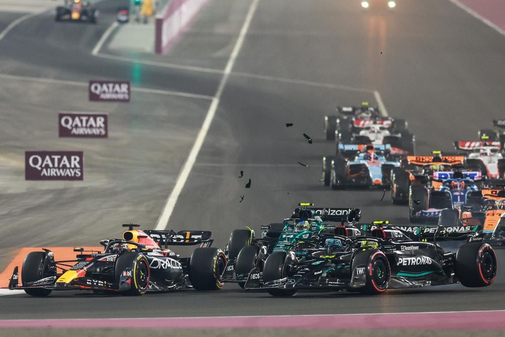 LUSAIL (CATAR), 08/10/2023.- El piloto británico George Rusell, de Mercedes-AMG Petronas (c), y su compatriota y compañero de equipo, Lewis Hamilton (d), chocan con el holandés Max Verstappen (i), de la escudería Red Bull Racing, en la primera curva tras la salida del Gran Premio de Catar de Fórmula Uno, este domingo en Lusail, Catar. EFE/EPA/ALI HAIDER