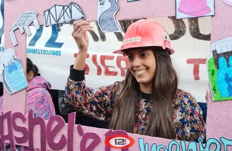Una estudiante de Ingeniería Civil se recibió en Trelew y fue ovacionada por los manifestantes que defendía a la universidad pública. Foto gentileza El Patagónico.