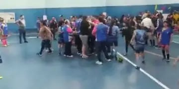 Un padre agredió a una profesora de futsal en medio de un partido.