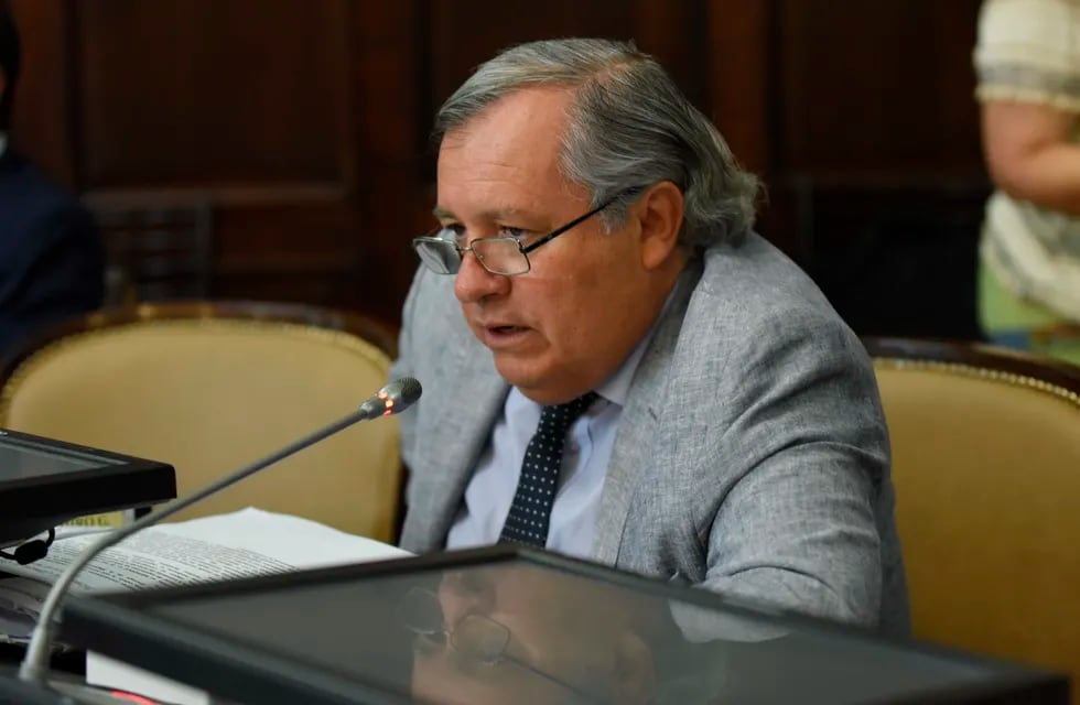 Gabriel Balsells Miró, titular de la Oficina de Ética Pública ha dicho en dos dictámenes que Luis López no puede ejercer dos cargos por incompabilidades horarias.