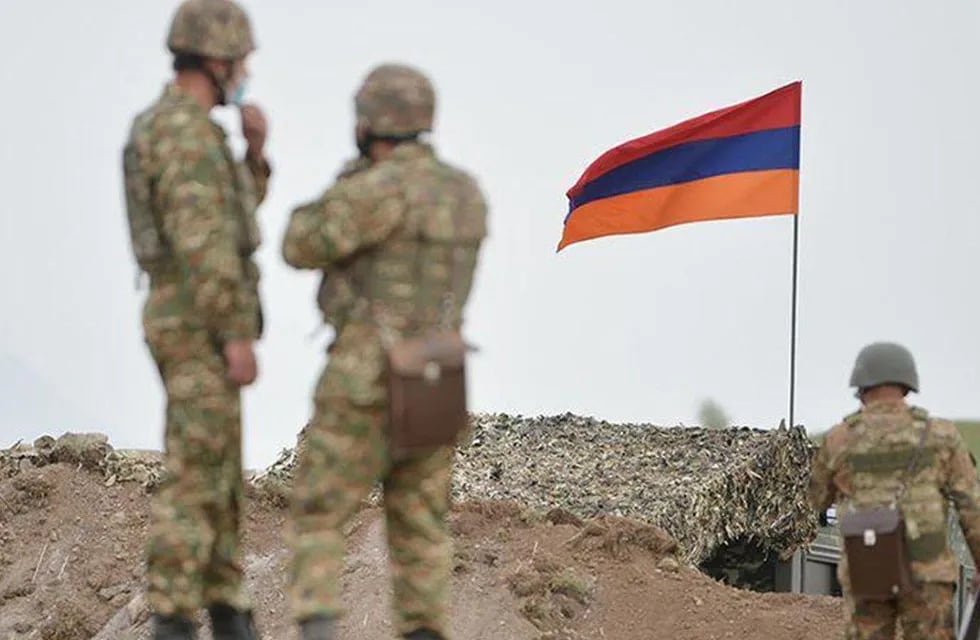 Soldados en un puesto fronterizo junto a la bandera de Armenia, imagen de referencia.