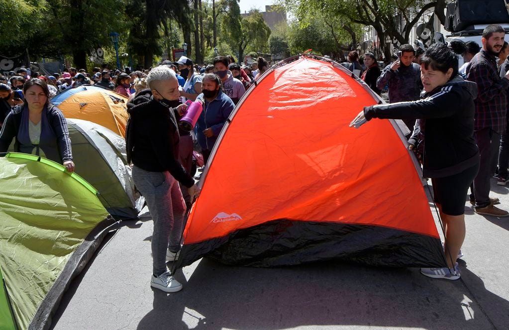 Acampe y protesta del Polo Obrero. Cientos de manifestantes acampan en la puerta de Legislatura Provincial. Foto: Orlando Pelichotti / Los Andes