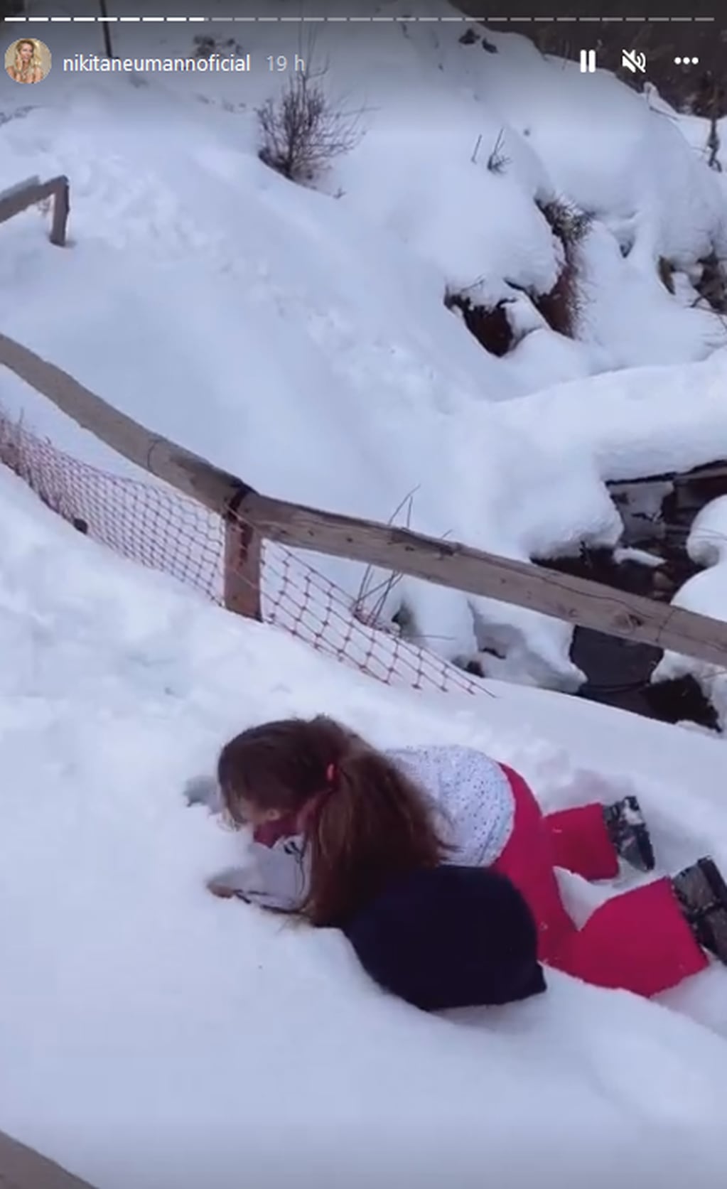 Nicole Neumann filma a su hija en su caída. Captura video.