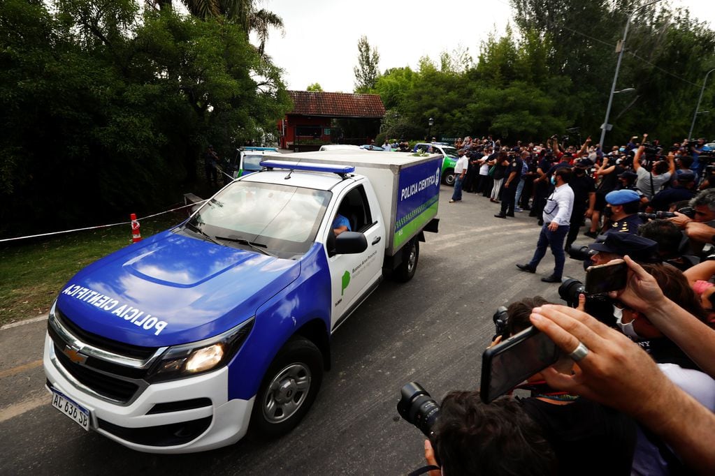 Una ambulancia transportó el cuerpo de Diego Maradona desde su casa en Buenos Aires mientras una multitud lo despedía. 