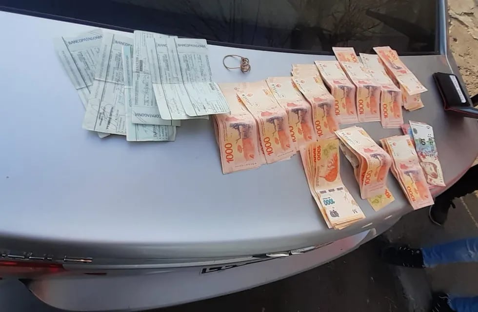 El dinero y los cheques secuestrados en San Rafael. | Foto: Prensa Ministerio de Seguridad.