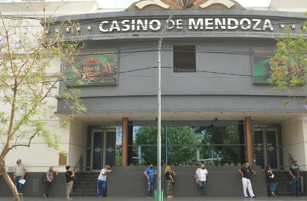 Sobre av. San Martín, hombres y mujeres esperan turno para ingresar a las instalaciones del Casino de Mendoza.
