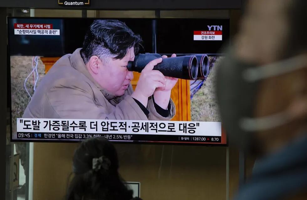 En la televisión coreana se ve al líder norcoreano Kim Jong Un supervisando los ejercicios con el nuevo dron submarino Haeil.