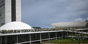 Seguidores del expresidente brasileño Jair Bolsonaro invadieron este domingo el Palacio de Planalto, sede del Ejecutivo, y la Corte Suprema. EFE