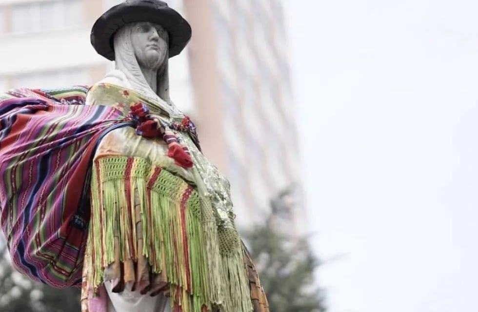 Mujeres bolivianas vistieron a la estatua con la ropa típica andina