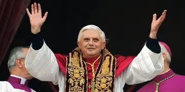 BENEDICTO XVI. Dio libertad a los cardenales para adelantar el cónclave (AP / Archivo).
