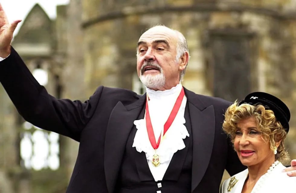 Sean Connery y su esposa Micheline Roquebrune en el Palacio de Holyroodhouse en Edimburgo, en el año 2000