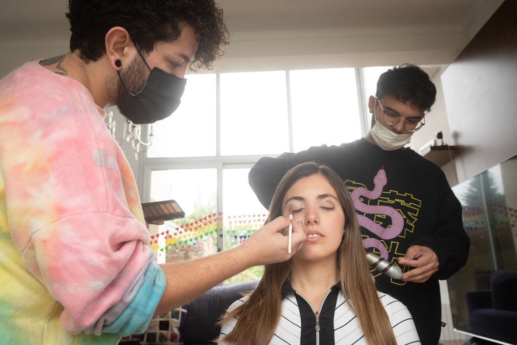 El maquillaje a cargo de Luca Salvo y el peinado de Sebastian Cam, de Mucho Peluquería.

Foto: Ignacio Blanco / Los Andes