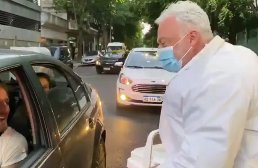 Claudio Rico, imitador de Ginés González García, salió a repartir "vacunas" - Captura de video