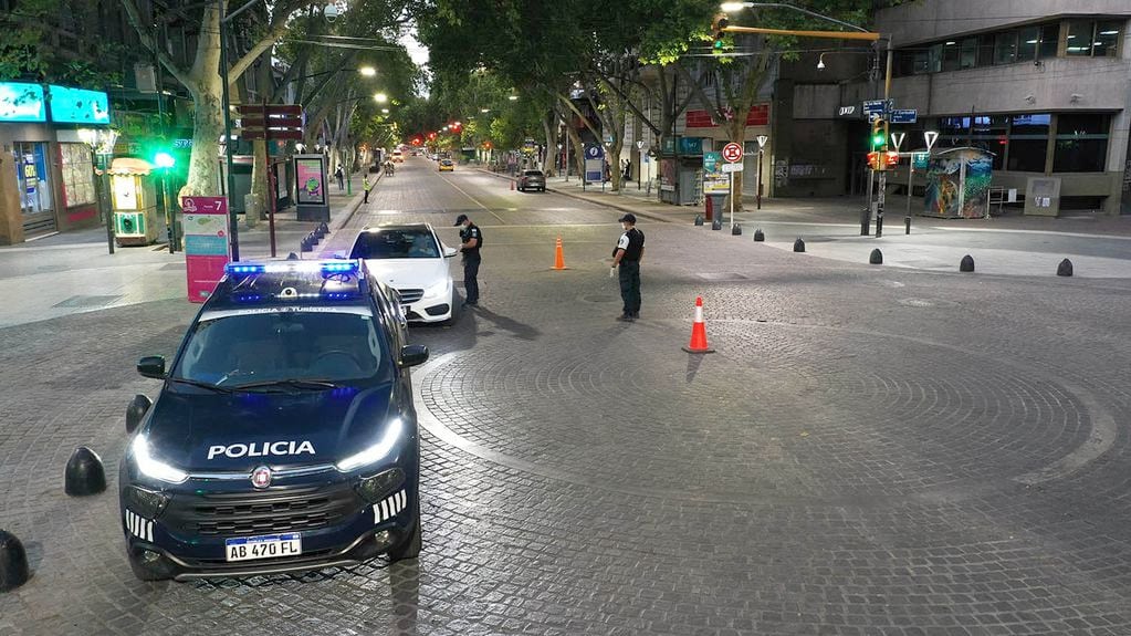 Control policial en San Martín y Peatonal Sarmiento.
Foto Cristian Guzzo / Los Andes