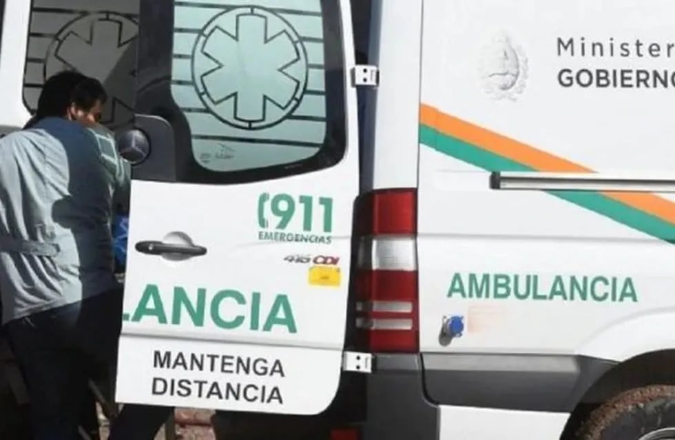 La ambulancia del SEC trasladó al hombre de 35 años hasta el hospital Español, donde debió ser operado. - Archivo / Los Andes