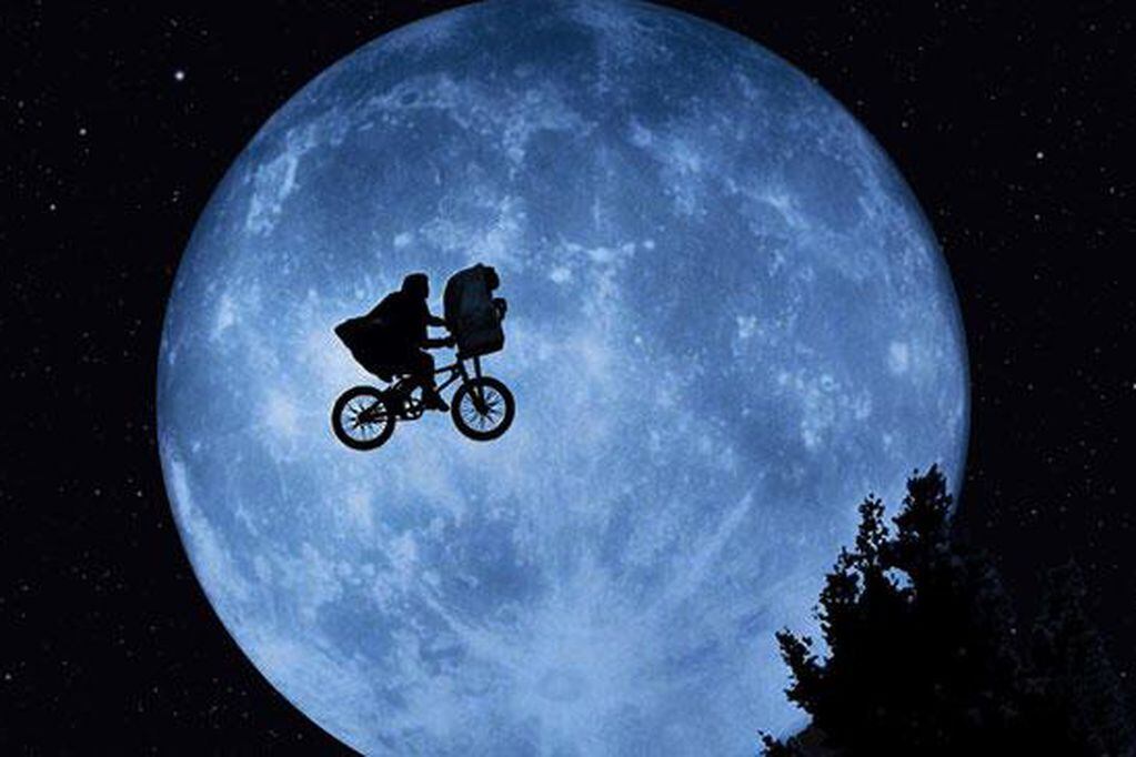 "E.T." se estrenó el 11 de junio en Estados Unidos, pero llegó a Argentina recién el 25 de diciembre de 1982.