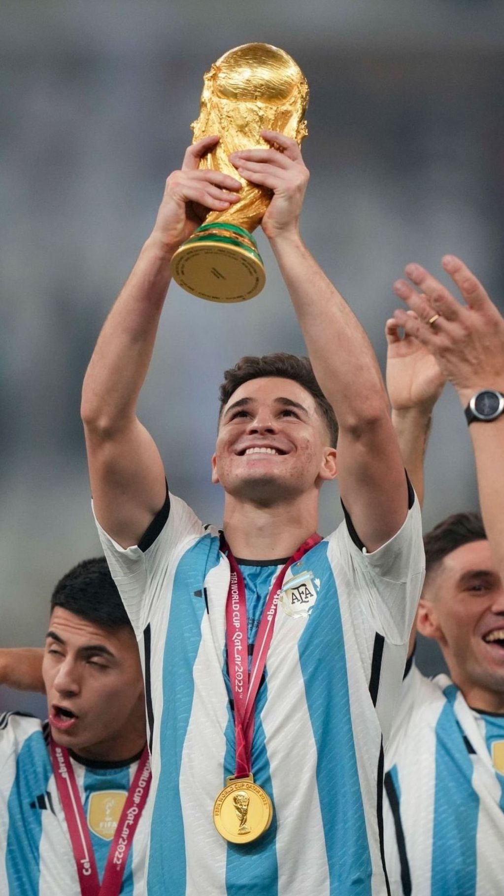 Julián Álvarez con la Copa del Mundo.