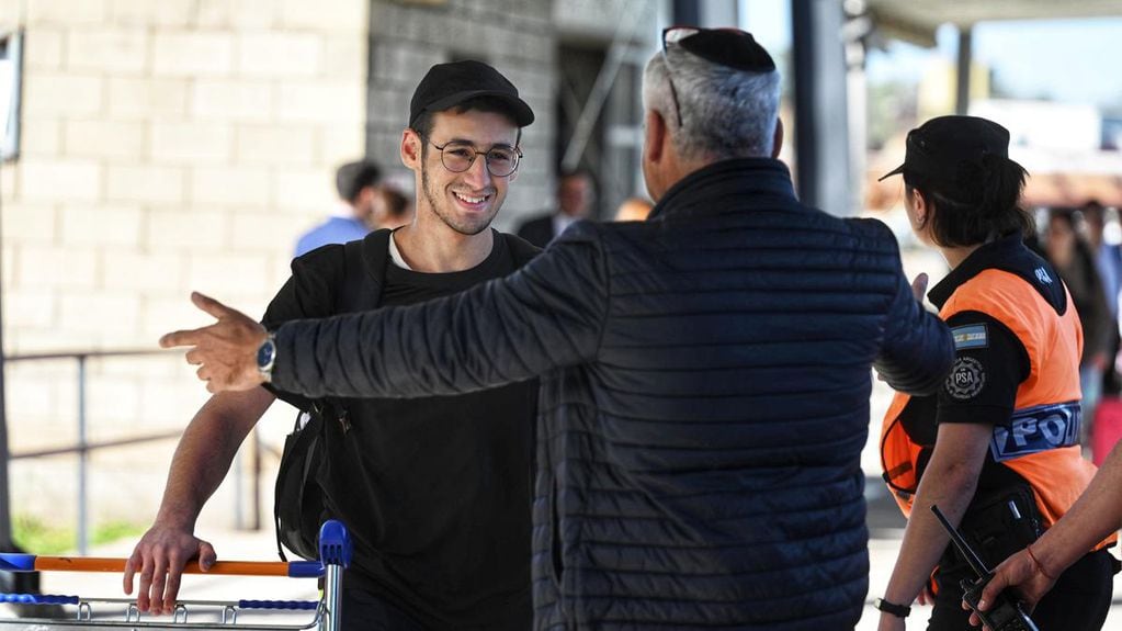 Llegó al país el tercer vuelo con repatriados desde Israel. / Foto: Télam