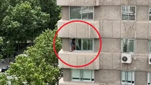 El peligroso método de una mujer para limpiar la ventana de un edificio