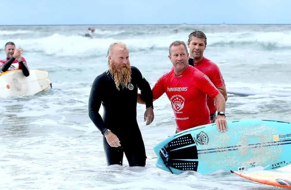 Blake Johnston batió este viernes el récord del mundo de la sesión de surf más larga encadenando olas durante 40 horas. EFE