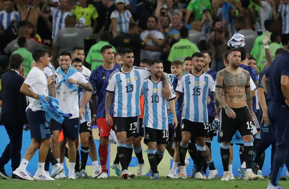 Romero (13) durante la celebración de Argentina tras el triunfo histórico ante Brasil en el Maracaná por las eliminatorias al Mundial 2026. (AP)