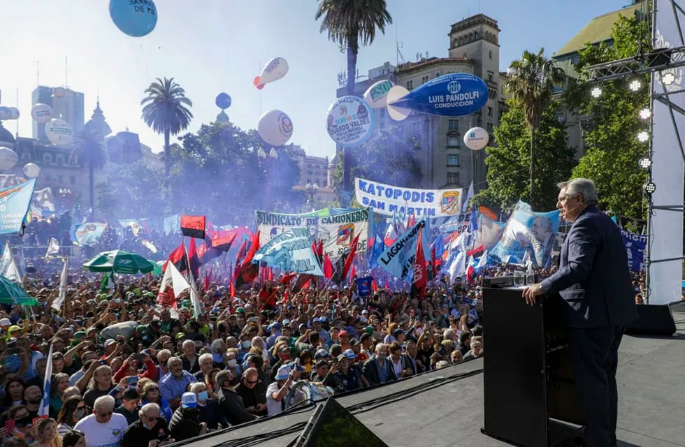 El presidente Alberto Fernández saludó a la Plaza de Mayo colmada de personas por el Día de la Militancia.
