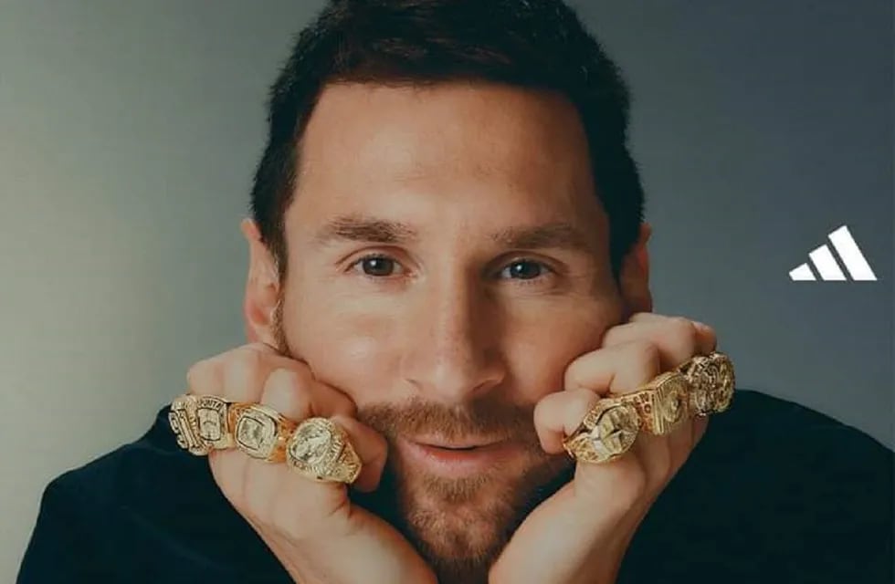 Lionel Messi con los anillos que le regaló Adidas, su marca. / Gentileza.
