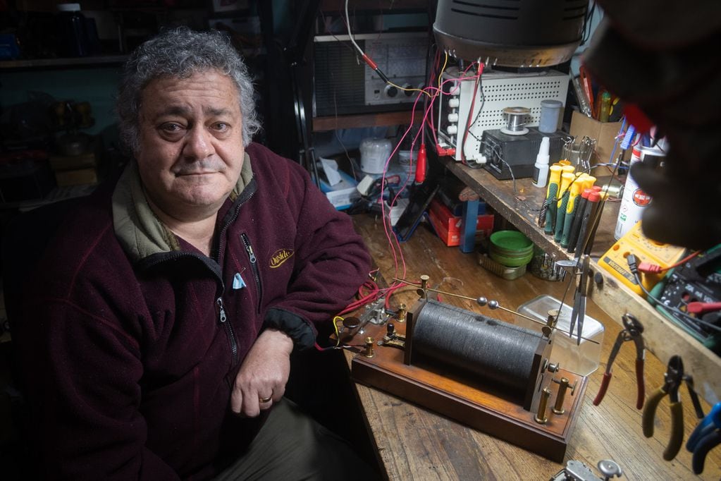 Horacio Bollati es radio aficionado y tiene una bobina Runckfor a chispa que se usaba en el Guarda Hilo All America Cables de la ruta 13 camino a Uspallata, para transmisiones telegráficas de emergencia en la década de los 60 