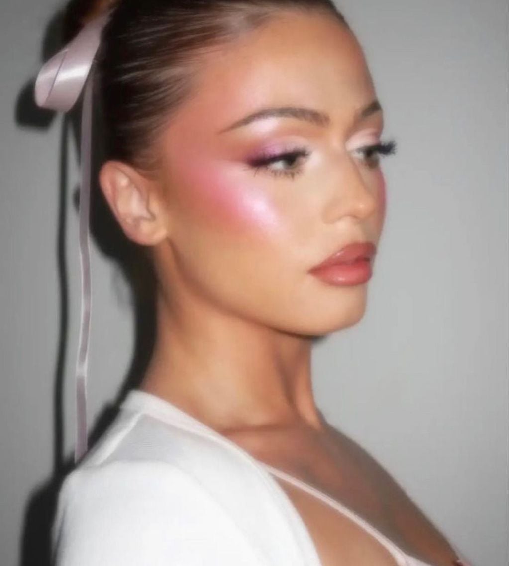 Pink Under Eye Makeup: te enseñamos cómo hacer esta técnica con materiales que seguro tenés en tu neceser de maquillaje. 