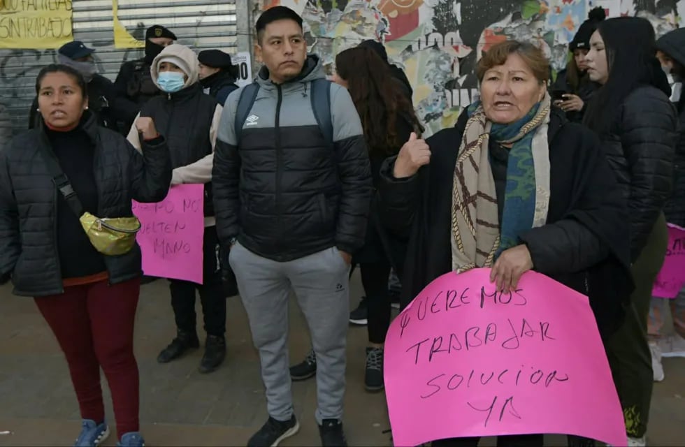 Un grupo de 15 personas piden más tiempo para dejar de vender en la vereda del predio de la General Paz. Foto: Orlando Pelichotti