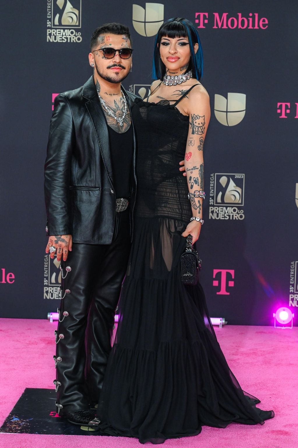 El cantante mexicano Christian Nodal y su pareja la rapera argentina Cazzu posan en la alfombra magenta de los Premio Lo Nuestro.
