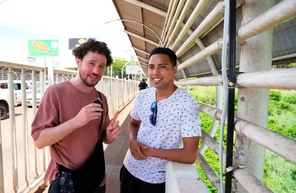 Luisito junto al argentino que cruzó para comprar una Xbox. Foto Captura: YouTube