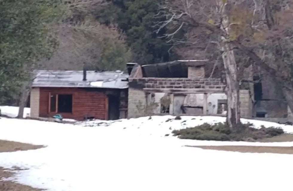Cabaña incendiada en Villa Mascardi.