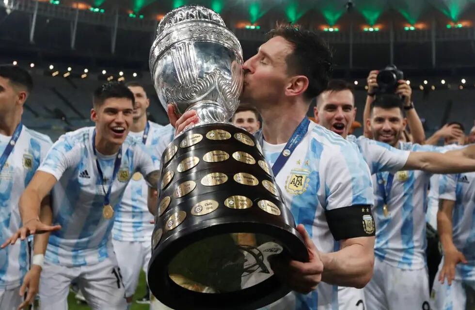 Messi con la Copa América en 2021 (Archivo)
