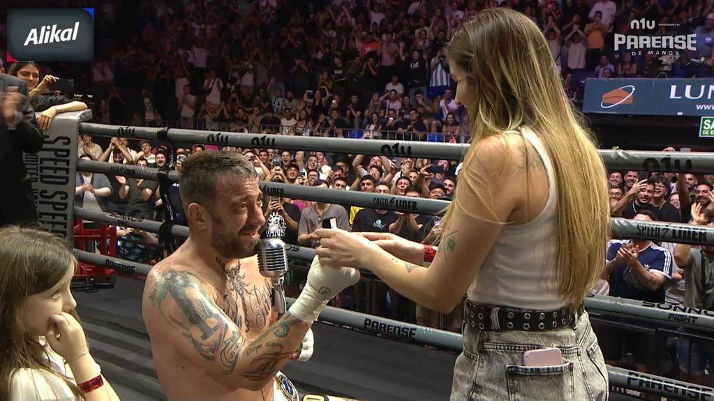 Piti Fernández le pide matrimonio a su novia en el ring de "Párense de manos" (Captura)
