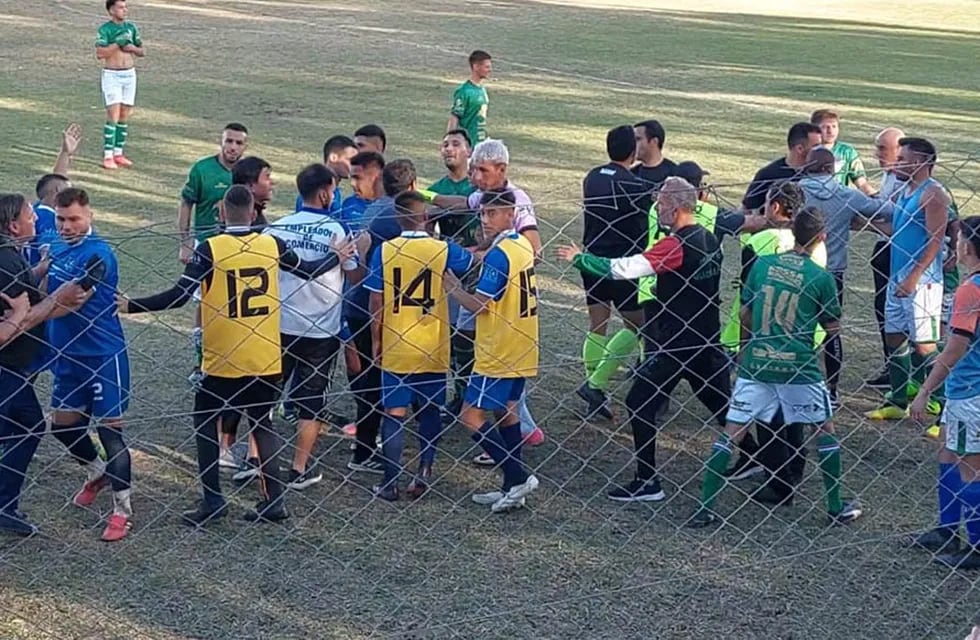 Agresión de un jugador del CEC a otro de Guaymallén en un partido de la Liga Mendocina de Fútbol disputado esta tarde.