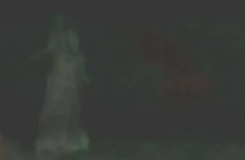 Un hombre se encontró con “La Llorona” en medio del campo y pudo filmarla.