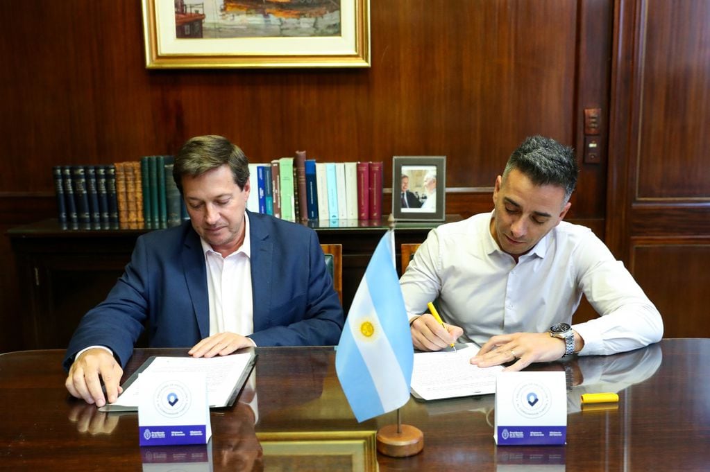 El intendente Marcos Calvente firmó un importante convenio de colaboración con la Subsecretaría de Defensa del Consumidor y Lealtad Comercial, dependiente de la Secretaría de Comercio y Minería del Ministerio de Economía de la Nación.