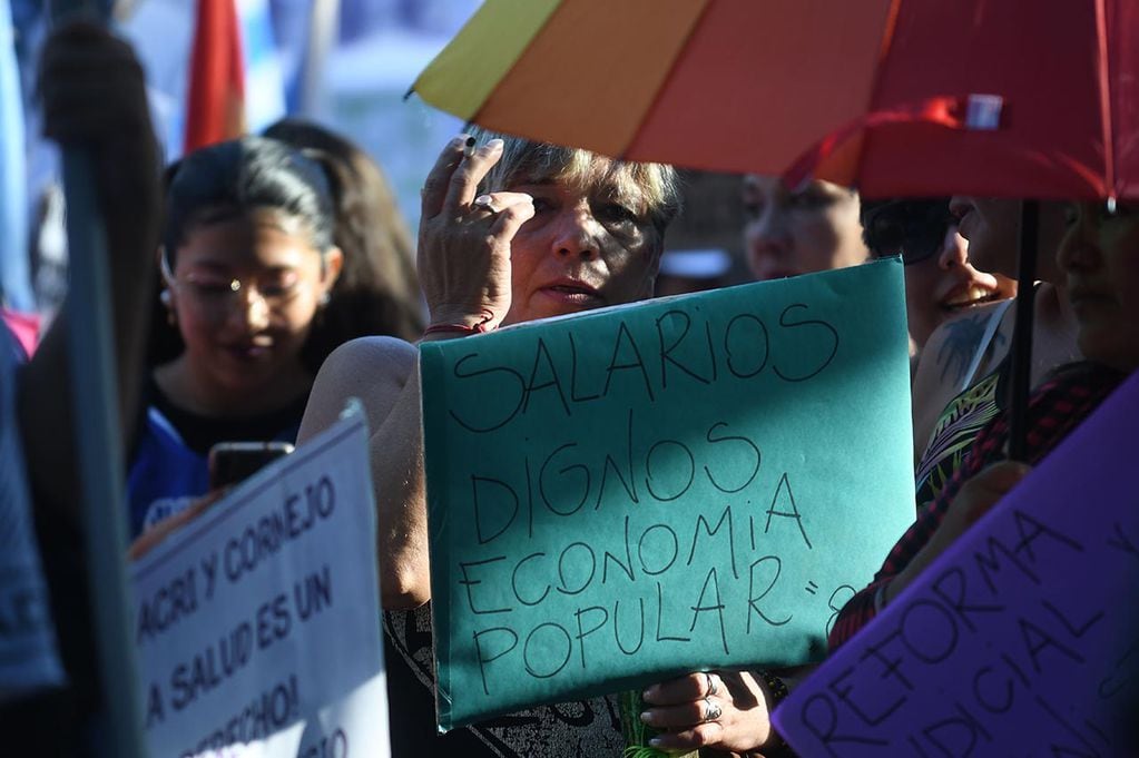 Marcha 8 M en conmemoración del día internacional de la mujer. Miles de mujeres caminaron por las calles de la Ciudad portando carteles, letreros, pancartas y banderas para hacer valer sus derechos

Foto:José Gutierrez / Los Andes 