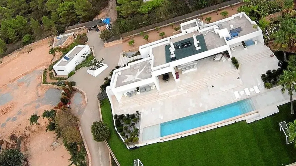 Lionel Messi tiene una enorme mansíon en Ibiza.