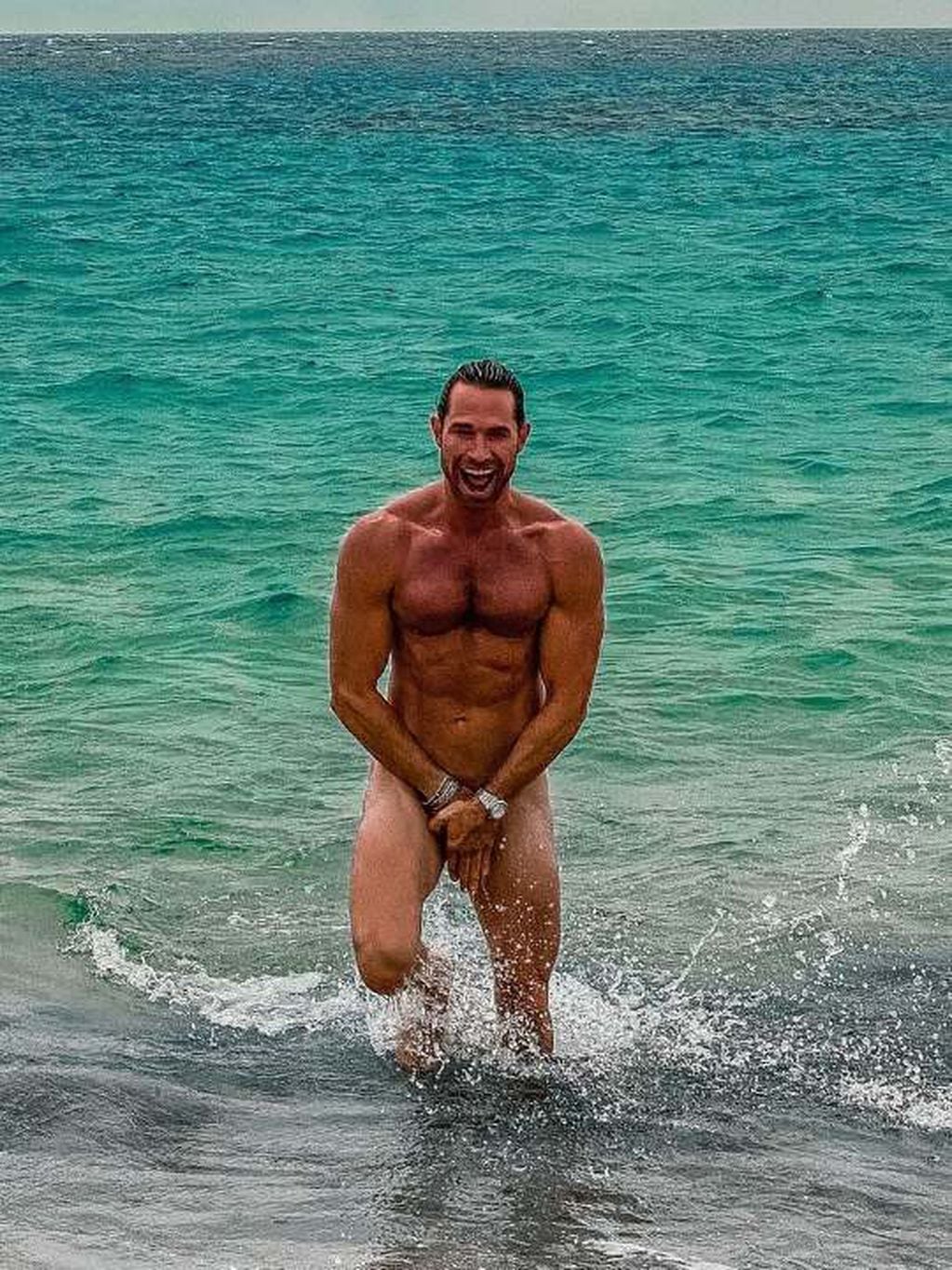 Sebastián Rulli posó desnudo en una playa paradisíaca para celebrar sus 47 años.
