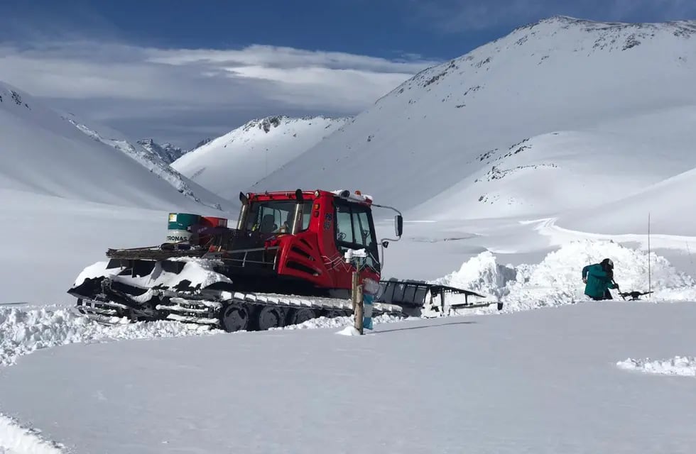 Maquinas haciendo pruebas en el enorme terreno de el Azufre, futuro complejo de esquí.